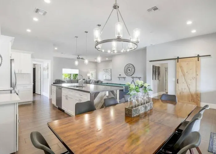 New Remodel In Old Town W Heated Pool *