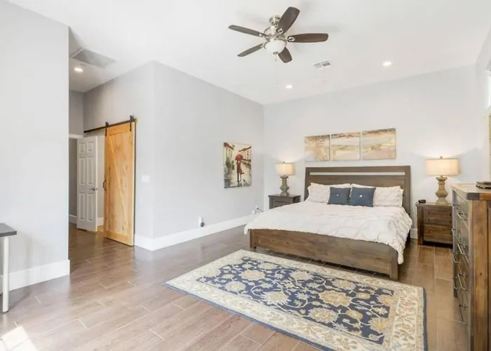 New Remodel In Old Town W Heated Pool Holiday home